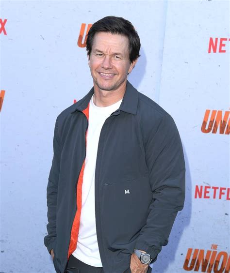 Mark Wahlberg Showers Naked in Fun Vacation Photo Shared by。